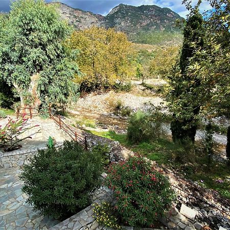 Steinturm Mit Dach-Terrasse Zwischen Fluss, Meer Und Gebirge- Spiti Pirgos Paralia Sergoulas Dış mekan fotoğraf