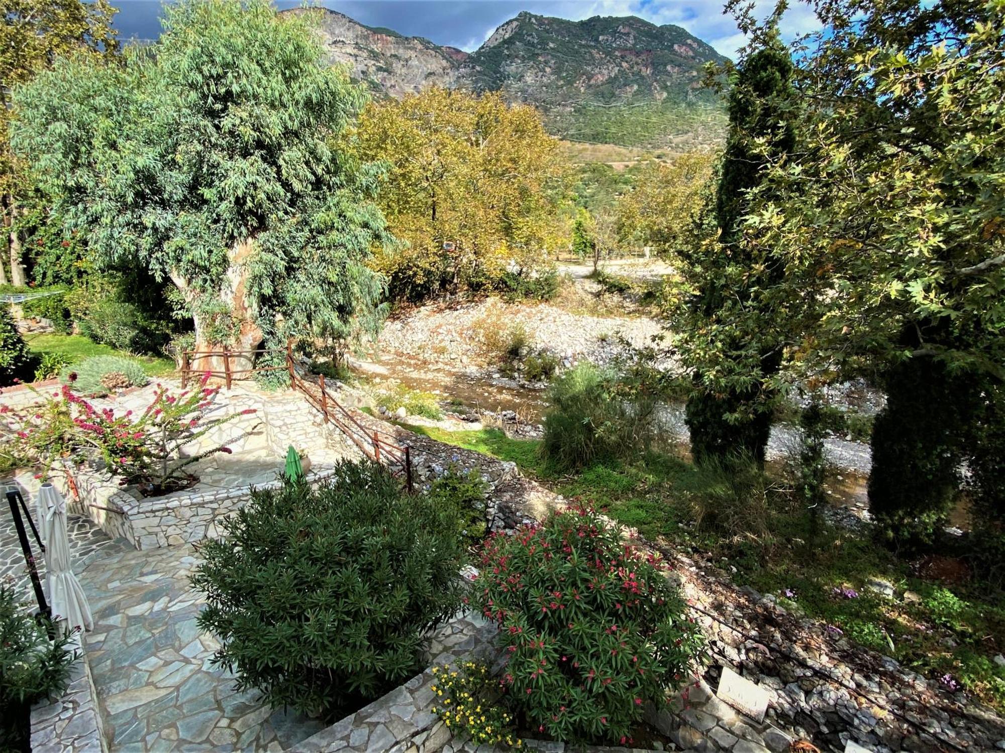 Steinturm Mit Dach-Terrasse Zwischen Fluss, Meer Und Gebirge- Spiti Pirgos Paralia Sergoulas Dış mekan fotoğraf